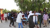  Chuyển người bị thương tại hiện trường vụ đánh bom ở thủ đô Mogadishu, Somalia ngày 28-12