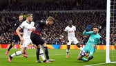 Thủ môn Hugo Lloris của Tottenham vất vả cản phá cú dứt điểm của tiền đạo Timo Werner (áo đỏ đen). Ảnh: Reuters