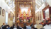Người Việt đến lễ chùa Quan Âm
