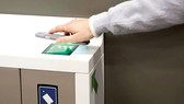 Khách hàng sử dụng ứng dụng Amazon Go tại siêu thị của Amazon