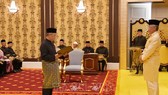 Chủ tịch điều hành đảng Bersatu Muhyiddin Yassin nhậm chức Thủ tướng thứ tám của Malaysia tại Hoàng cung trước Quốc vương Abdullah Sultan Ahmad Shah. Ảnh: TTXVN
