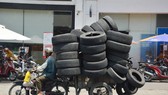 Xe máy kéo rơ moóc chở hàng cồng kềnh, quá tải chạy trên đường Phan Văn Trị, quận Gò Vấp