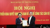 Đồng chí Nguyễn Văn Bình (phải) chúc mừng tân Phó Trưởng Ban Nguyễn Đức Hiển. Ảnh: Dangcongsan.vn