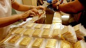Giá vàng trong nước chỉ còn cao hơn giá vàng thế giới 1 triệu đồng/lượng