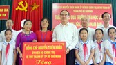Bí thư Thành ủy TPHCM Nguyễn Thiện Nhân tặng 10 bộ máy vi tính cho Trường Tiểu học Làng Sen, Nghệ An