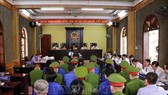 Phiên tòa sơ thẩm xét xử 12 bị cáo trong vụ án gian lận điểm thi THPT quốc gia năm 2018 xảy ra tại tỉnh Sơn La. Ảnh: TTXVN