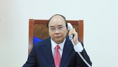 Thủ tướng Nguyễn Xuân Phúc điện đàm với Thủ tướng Singapore. Ảnh: VGP/QUANG HIẾU