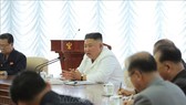 Nhà lãnh đạo Kim Jong-un (thứ 2, trái sang) chủ trì hội nghị lần thứ 13 của Bộ Chính trị đảng Lao động Triều Tiên ở Bình Nhưỡng ngày 7/6/2020. Ảnh: YONHAP/TTXVN