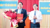 Ông Nguyễn Tấn Tuân - Phó Bí thư Tỉnh ủy, Chủ tịch UBND tỉnh (bên phải) trao quyết định bổ nhiệm Chủ tịch Hội đồng thành viên Công ty Yến sào Khánh Hòa cho ông Nguyễn Anh Hùng.