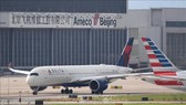 Máy bay thuộc Hãng hàng không Delta Airlines của Mỹ tại sân bay Bắc Kinh, Trung Quốc ngày 25-7-2018. Ảnh: AFP/TTXVN