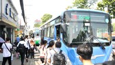 Hình thành thói quen đi xe buýt để kéo giảm ô nhiễm khí thải tại TPHCM. Ảnh: CAO THĂNG