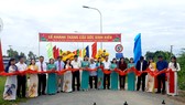 Các đại biểu cắt băng khánh thành cầu Đốc Binh Kiều. Ảnh: Cổng thông tin điện tử Đồng Tháp