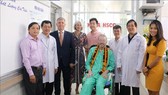 Bệnh nhân 91 chụp ảnh lưu niệm với đại diện Lãnh sự quán Anh tại Thành phố Hồ Chí Minh và các y bác sỹ trong ngày xuất viện sáng 11-7. Ảnh: TTXVN