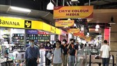 Người dân thủ đô Bangkok đi mua sắm sau khi các biện pháp phong tỏa phòng chống Covid-19 được nới lỏng. Ảnh: TTXVN