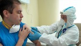 Thử nghiệm tiêm vaccine Covid-19 cho một tình nguyện viên Nga. Ảnh: Bộ Quốc phòng Nga/Ria Novosti