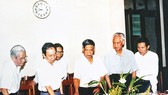 Đồng chí Lê Khả Phiêu (giữa) cùng các đồng chí trong Hội đồng Xuất bản Văn kiện Đảng duyệt bìa bộ sách “Văn kiện Đảng toàn tập”, năm 1998. Ảnh tư liệu