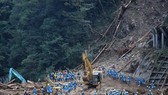 Lực lượng cứu hộ làm nhiệm vụ tại hiện trường vụ lở đất do bão Haishen ở tỉnh Miyazaki, Nhật Bản ngày 8-9-2020. Ảnh: AFP/TTXVN