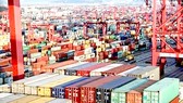 Vận chuyển hàng hóa tại cảng container ở Los Angeles, Mỹ