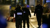 Đồn cảnh sát ở ngoại ô Paris bị tấn công. Ảnh: Urdupoint