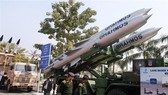Tên lửa hành trình siêu thanh BrahMos được trưng bày tại một sự kiện ở New Delhi, Ấn Độ. Ảnh: AFP/TTXVN