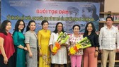 Các đại biểu tặng hoa và chụp ảnh lưu niệm tại buổi tọa đàm. Ảnh: hcmcpv