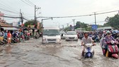 Tuyến đường Bến Bình Đông (quận 8, TPHCM) bị ngập nặng sau cơn mưa chiều 31-10