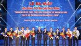Đồng chí Nguyễn Thiện Nhân và đồng chí Nguyễn Thành Phong chúc mừng ra mắt Hội đồng tư vấn Chương trình “Nghiên cứu và phát triển ứng dụng AI tại TPHCM giai đoạn 2020 - 2030”. Ảnh: HOÀNG HÙNG