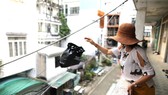 Vứt rác vô tội vạ từ chung cư xuống đất. Ảnh: DŨNG PHƯƠNG