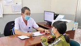 Bác sĩ Huỳnh Thanh Hiển đang thăm khám cho người mắc bệnh trầm cảm