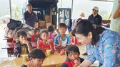 Phó Tổng Biên tập Báo SGGP Lý Việt Trung trao sách, vở mới cho học sinh Trường Tiểu học Trà Lâm (Quảng Ngãi)