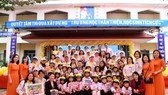 Các đại biểu chụp hình lưu niệm cùng các thầy cô và các em học sinh tại Lễ phát động