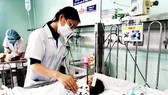 Trẻ nhỏ mắc cúm đang được điều trị tại Bệnh viện Nhi Trung ương. Ảnh: QUỐC KHÁNH