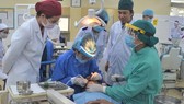 Sinh viên năm cuối ngành Răng - Hàm - Mặt Trường ĐH Y dược TPHCM thực hành tại khu điều trị