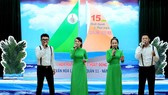 Nhóm Bản sắc Việt biểu diễn trên sân khấu với trang phục truyền thống