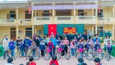 Hội sinh viên Trường Cao đẳng kỹ thuật công nghiệp Việt Nam – Hàn Quốc tặng xe đạp cho học sinh Trường THCS Tam Đình (Tương Dương, Nghệ An)