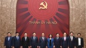 Thủ tướng Nguyễn Xuân Phúc cùng lãnh đạo thành phố Hà Nội. Ảnh VGP