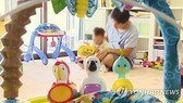 Đàn ông Hàn Quốc nghỉ phép ở nhà chăm con