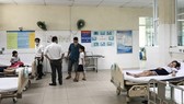 Các em học sinh Trường Tiểu học số 1 Hòa Khương (Đà Nẵng) bị ngộ độc khi chơi slime được chăm sóc tại bệnh viện