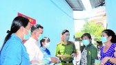 Ông Lê Hoàng Long (thứ hai từ trái qua) cùng các tổ viên tuyên truyền về công tác phòng chống dịch cho người dân ở dãy nhà trọ Nghinh Phong tại ấp 5, xã Phú Xuân, huyện Nhà Bè, TPHCM