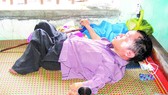 Anh Trịnh Thanh Sơn nằm liệt giường, trong khi vợ con cũng ốm đau, bệnh tật.