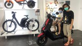 Một phòng trưng bày xe máy điện ở Jakarta, Indonesia