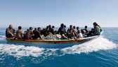 Một trong những chiếc thuyền nhỏ được lực lượng an ninh Maroc cứu giúp. (Nguồn: MbS)