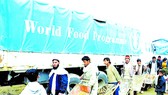 Người dân Afghanistan xếp hàng nhận lương thực từ chương trình viện trợ của LHQ