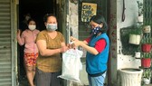Những món quà thiết thực đến tay người nghèo ở đường Bùi Văn Ba (quận 7)
