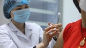 Tình nguyện viện được tiêm mũi 2 giai đoạn 2 thử nghiệm lâm sàng đối với vaccine Nano Covax. Ảnh: VGP