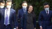 Bà Mạnh Vãn Chu (giữa) rời nhà riêng để tới dự một phiên xử trực tuyến ở Vancouver, Canada ngày 24-9. Ảnh: Reuters