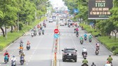 Nhiều người dân và phương tiện lưu thông trên đường Nguyễn Văn Cừ, quận 5, trưa 1-10. Ảnh: DŨNG PHƯƠNG