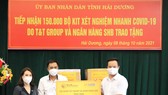 Đại diện Tập đoàn T&T Group và Ngân hàng SHB trao tặng 150.000 bộ kit xét nghiệm test nhanh Covid-19 cho lãnh đạo tỉnh Hải Dương