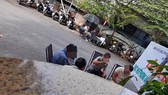Khách ngồi uống nước, trò chuyện không đeo khẩu trang ở quán P.X. đường Phạm Văn Đồng, phường Linh Đông, TP Thủ Đức, TPHCM. Ảnh: C.T