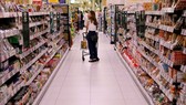 Người tiêu dùng mua sắm tại siêu thị ở Nhật Bản. Ảnh: Reuters
